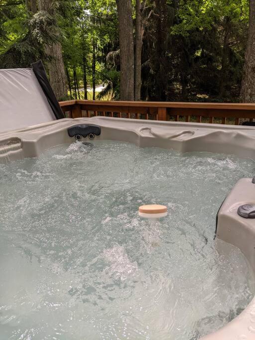 Quiet And Comfy 3bed/2bath - With Hot Tub. Chalet