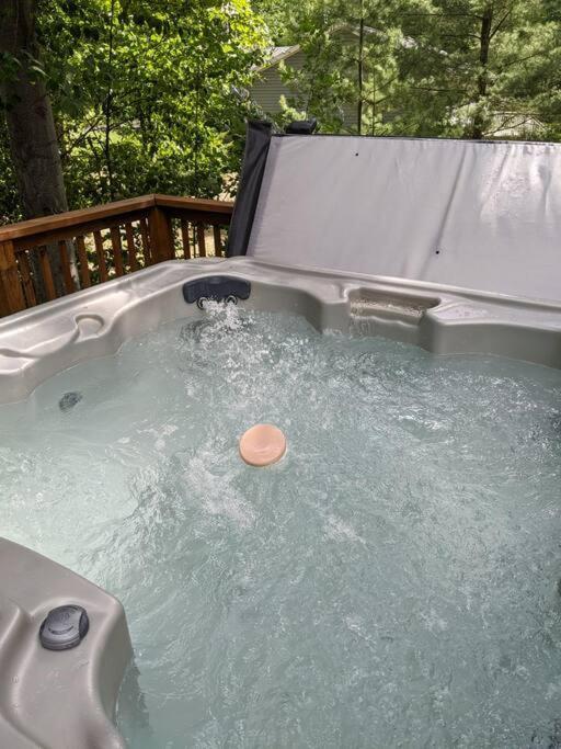Quiet And Comfy 3bed/2bath - With Hot Tub. Chalet